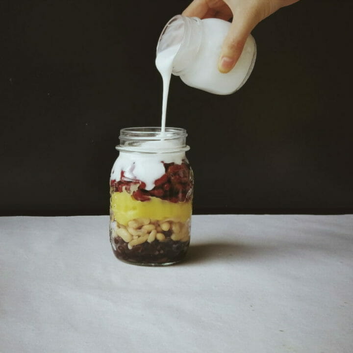 Vietnamese dessert Assorted Beans in Coconut Milk (Che 3 Mau)