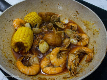 The BEST Garlic Butter Cajun Seafood Boil