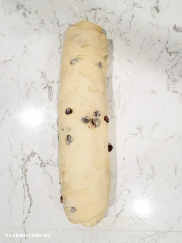 roll cinnamon raisin bread dough into a log