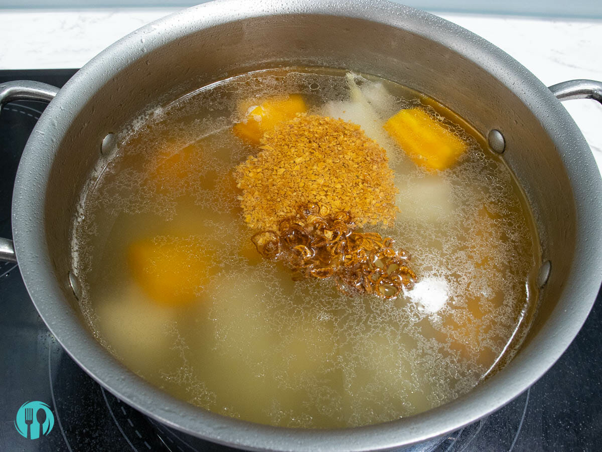fried garlic and fried shallot are added to a macaroni soup broth
