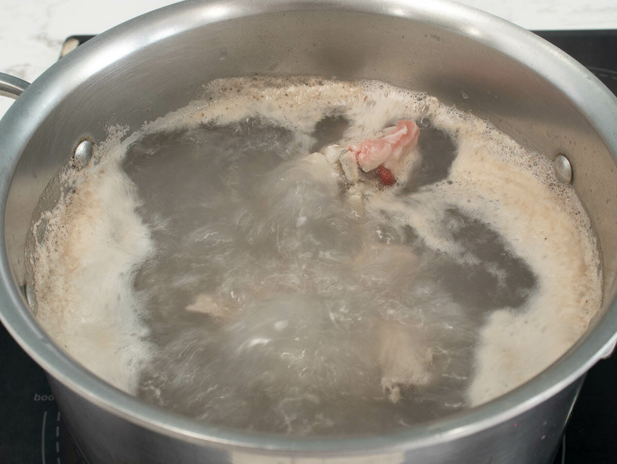 boil pork bones 