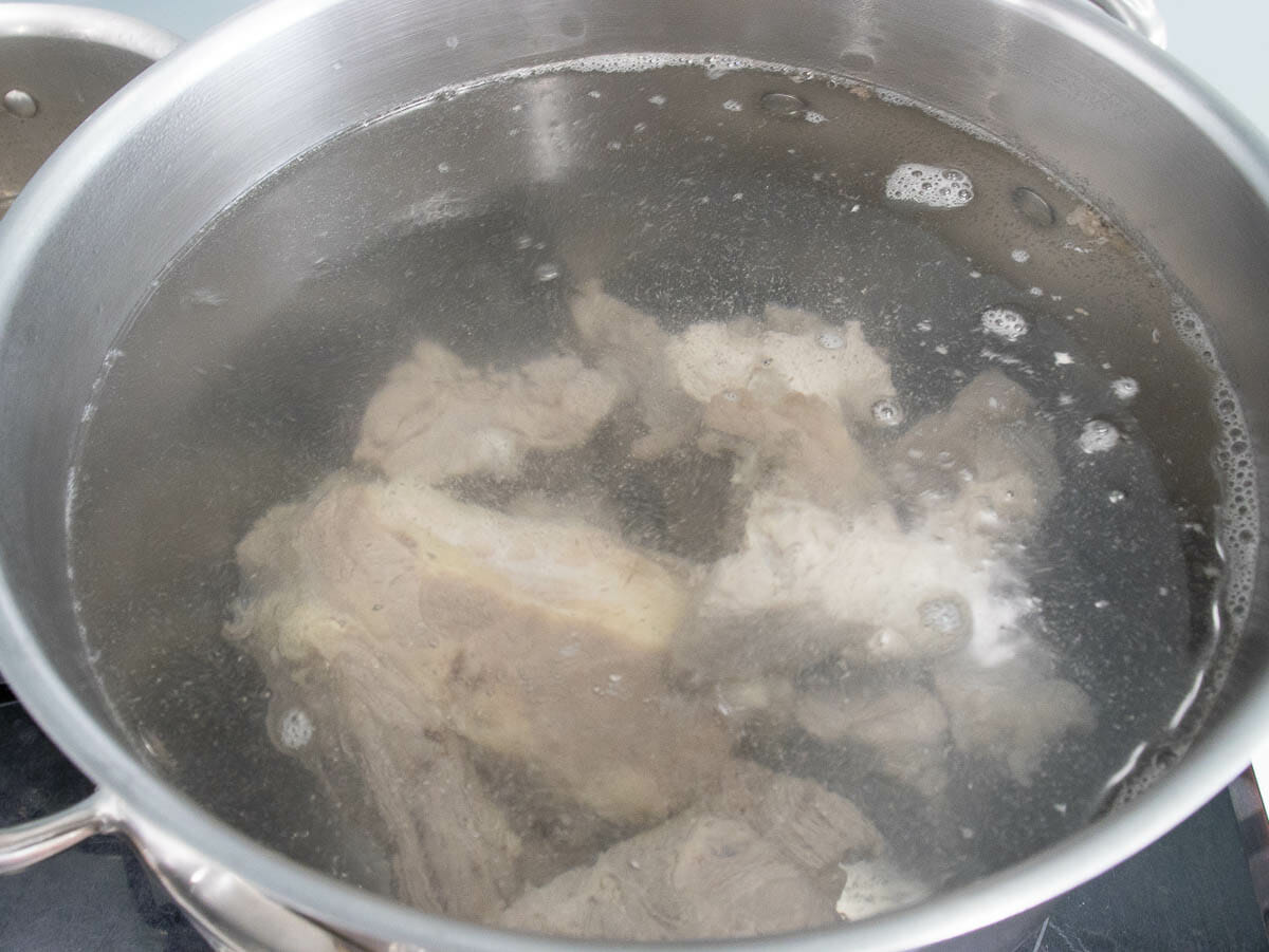cook pork bones and brisket in 7 qt of water