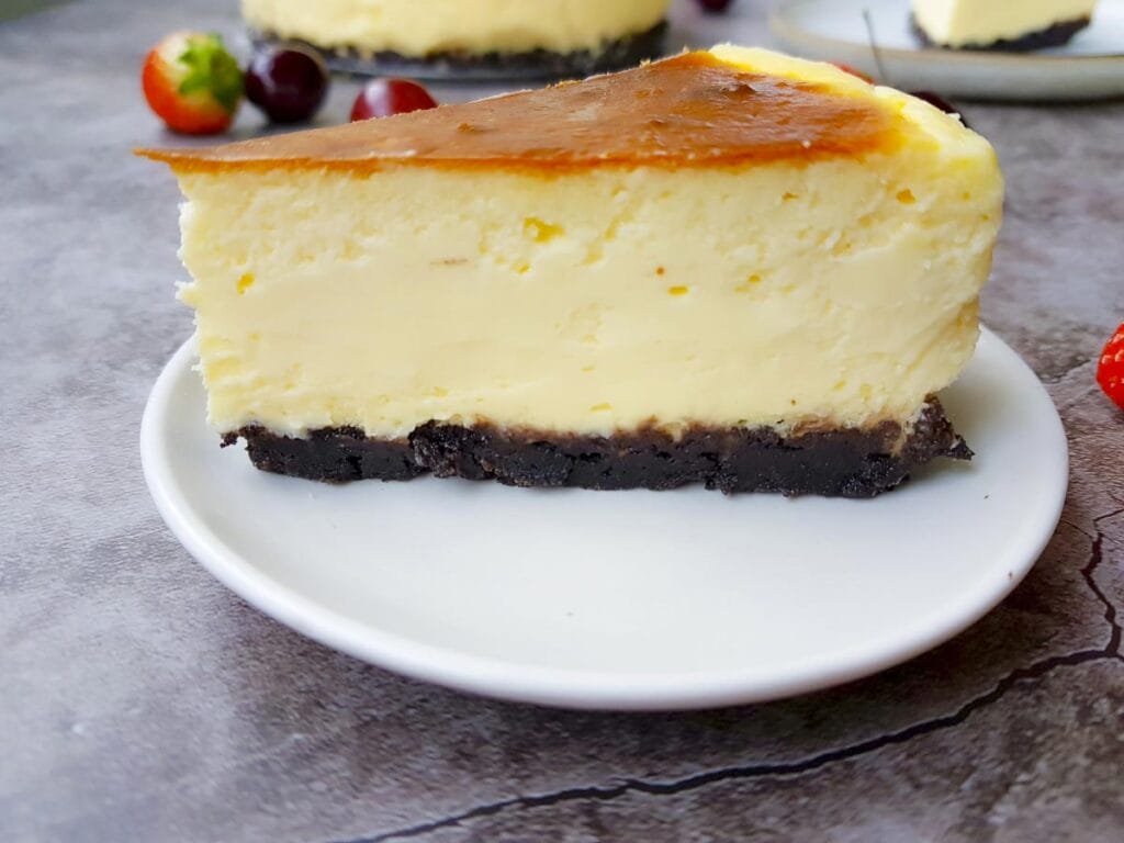 a side angle of a cheesecake with Oreo crust